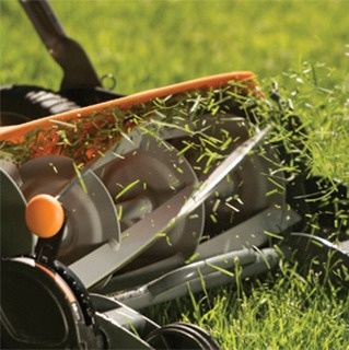 Fiskars Reel Lawn Mower 18-inch 5-Blade Push Mower with