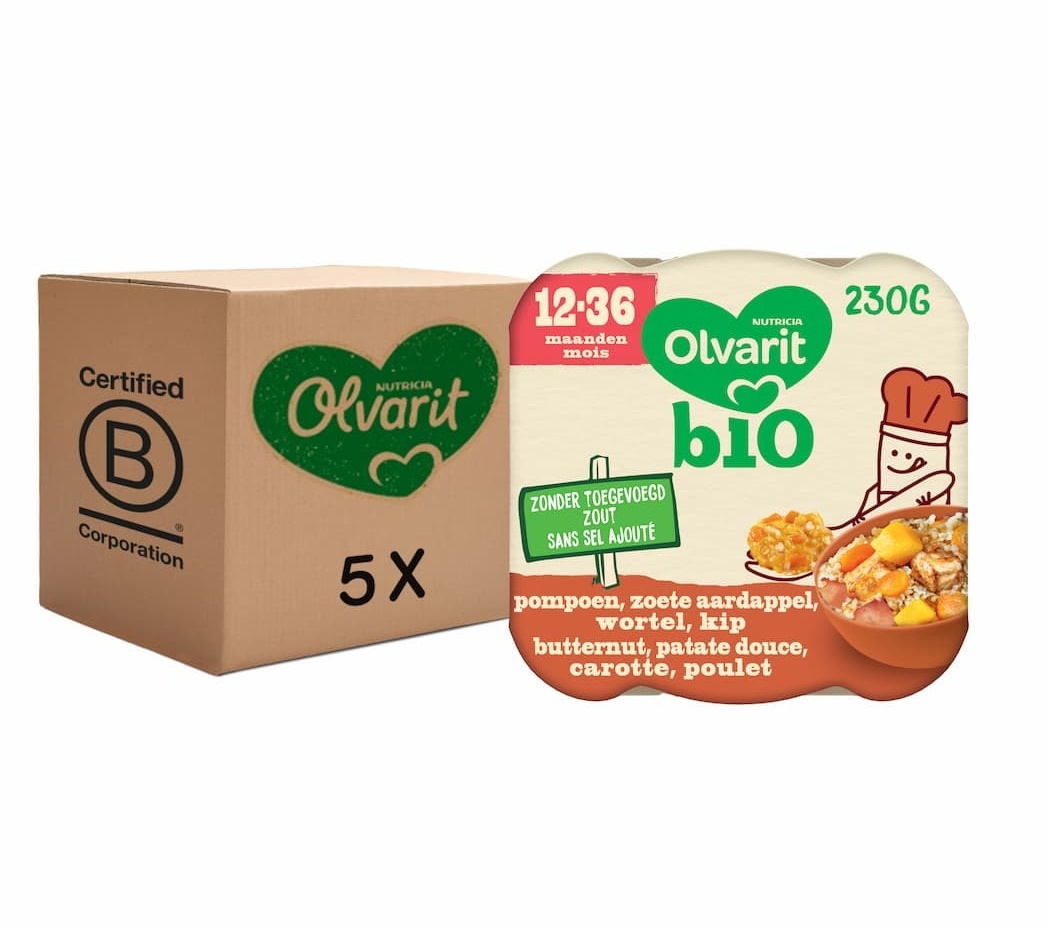 Emballage de produit alimentaire Olvarit bio avec cinq portions dans une boîte en carton certifiée par B Corporation. L’étiquette indique ‘sans sucre ajouté, pomme de terre douce, carotte, poulet’ et le poids est de 230g. Le logo Olvarit représente un chef avec un cœur et une cuillère